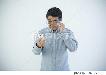 スマホの画面が見づらいシニア男性 スマホの画面が見づらいシニア男性 36172658
