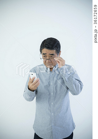 スマホの画面が見づらいシニア男性 36172659