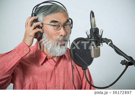 シニアの男性（ボーカルレッスン） 36172897