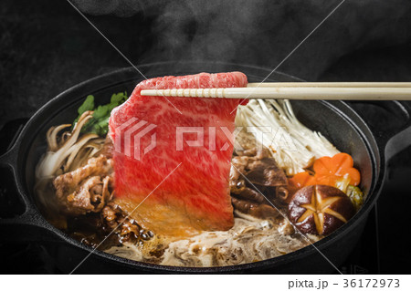 霜降り和牛ですきやき　Tasty sukiyaki Japanese cuisine  36172973