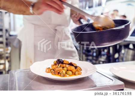 chef at work 36176198