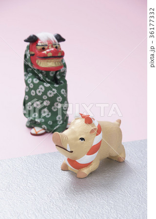 亥の人形と獅子舞の人形 亥の人形と獅子舞の人形 36177332