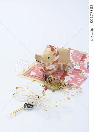 亥の人形と鶴亀の水引 36177382