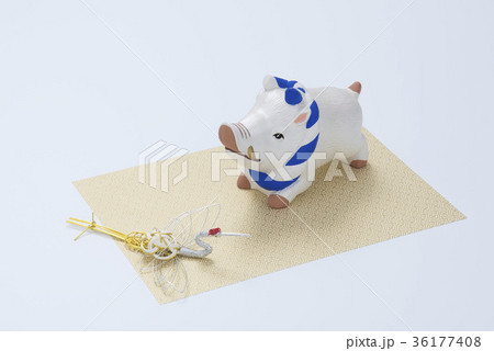 亥の人形と鶴の水引 亥の人形と鶴の水引 36177408