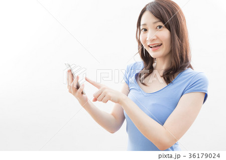 若い女性 スマートフォン 若い女性 スマートフォン 36179024