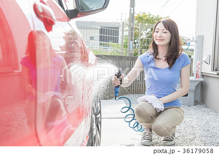 若い女性 洗車 若い女性 洗車 36179058