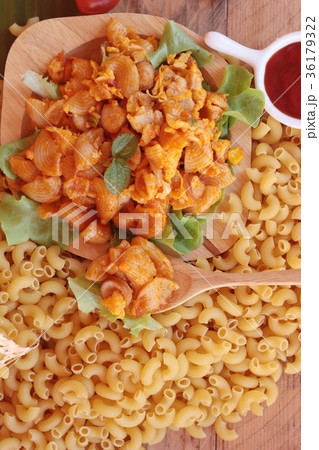 Fried macaroni with sausage and tomato sauce. 36179322