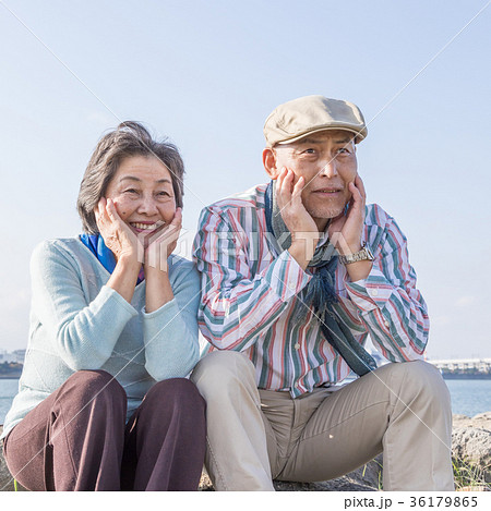 シニア　都会　青空　 36179865