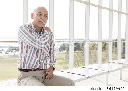 シニア　肩凝り 36179905