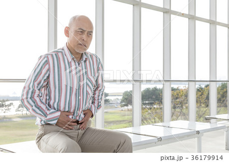 シニア　腹痛 36179914