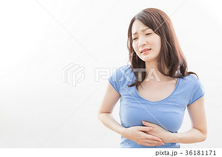 若い女性　胃痛 36181171
