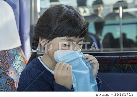 バスで乗り物酔いをする子供 バスで乗り物酔いをする子供 36181415