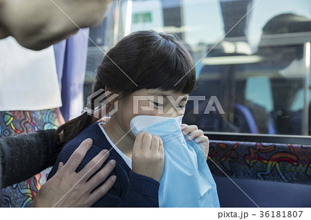 バスで乗り物酔いをする子供と心配をする父親 バスで乗り物酔いをする子供と心配をする父親 36181807