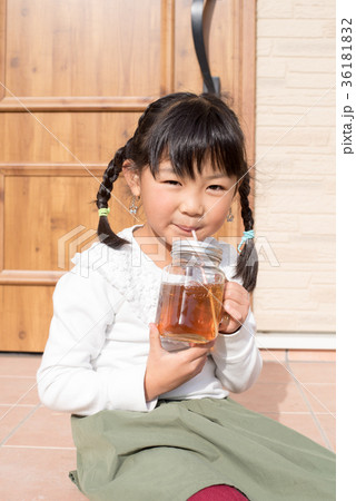 飲み物を飲む女の子 36181832