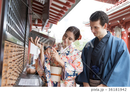 インバウンドツーリスト　文化体験　おみくじ 36181942