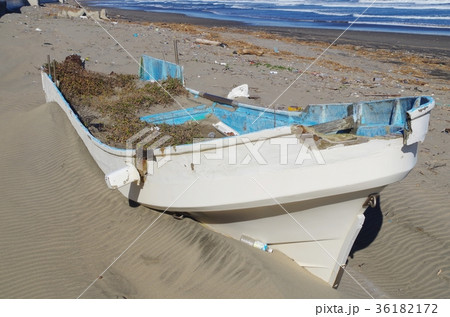 海沿いの浜辺と廃船 36182172