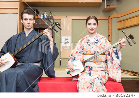 インバウンドツーリスト　文化体験　三味線　 36182247