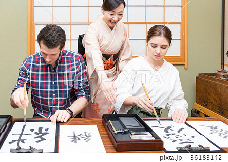インバウンドツーリスト　文化体験　書道 36183142