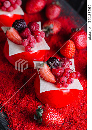 French berries mousse cake served on red sugar   36183569