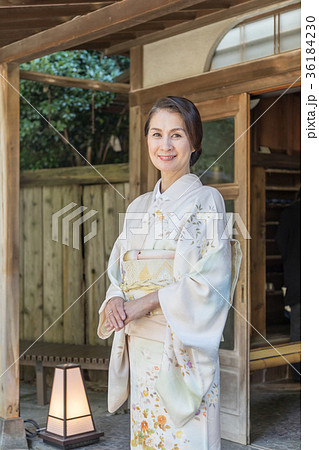 旅館　女将　 36184230