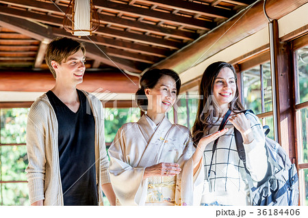 インバウンドツーリスト　女将　旅館　宿泊　案内　 36184406