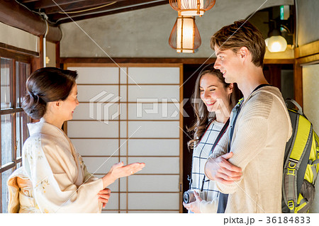 インバウンドツーリスト 女将 旅館 宿泊 案内 インバウンドツーリスト 女将 旅館 宿泊 案内 36184833