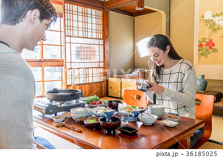 インバウンドツーリスト 旅館 食事 インバウンドツーリスト 旅館 食事 36185025