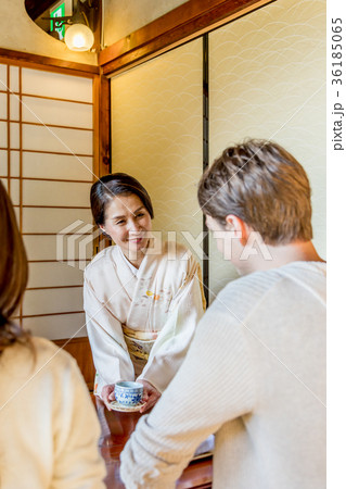 インバウンドツーリスト 女将 旅館 宿泊 案内 インバウンドツーリスト 女将 旅館 宿泊 案内 36185065