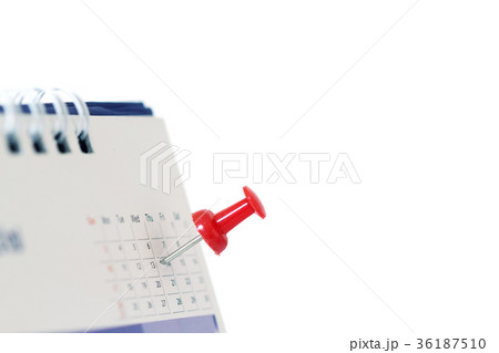 Red pushpin on calendar page 36187510