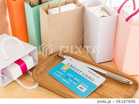 ショッピング　クレジットカード　カード決済　ショッピングバッグ　買い物　買い物依存症　買い物好き 36187606