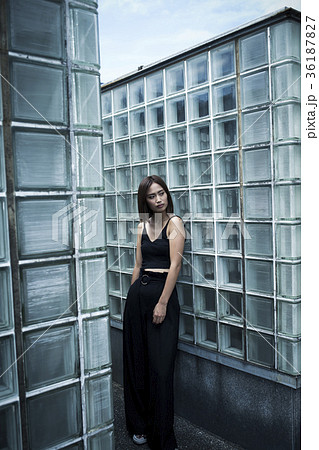 クールな女性　ファッションイメージ 36187827