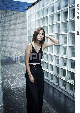 クールな女性 ファッションイメージの写真素材