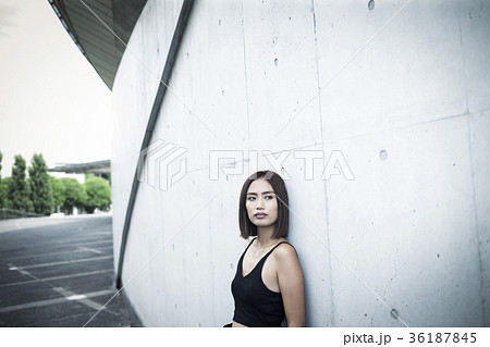 クールな女性 ファッションイメージの写真素材