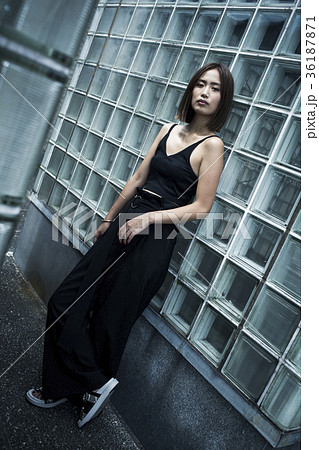 クールな女性 ファッションイメージの写真素材