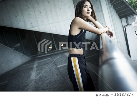 クールな女性 ファッションイメージの写真素材