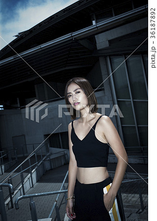 クールな女性 ファッションイメージの写真素材