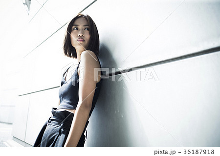 クールな女性 ファッションイメージの写真素材