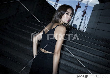 クールな女性 ファッションイメージの写真素材