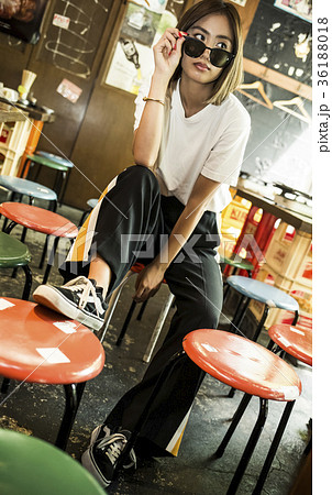 クールな女性　カジュアル　スポーティ　 36188018