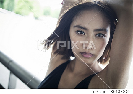 クールな女性 ファッションイメージの写真素材