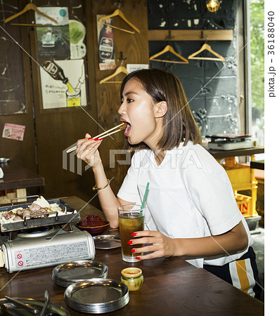 クールな女性　お店　焼肉 36188040