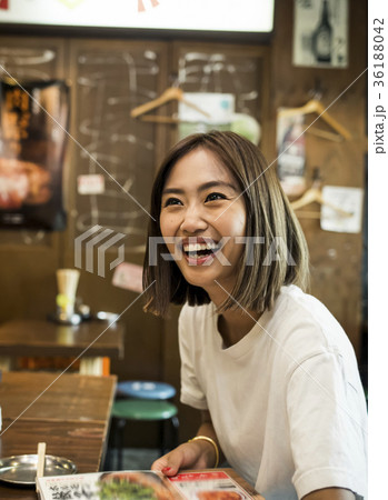 クールな女性　お店　焼肉 36188042