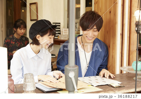 カフェで過ごす若者 36188217