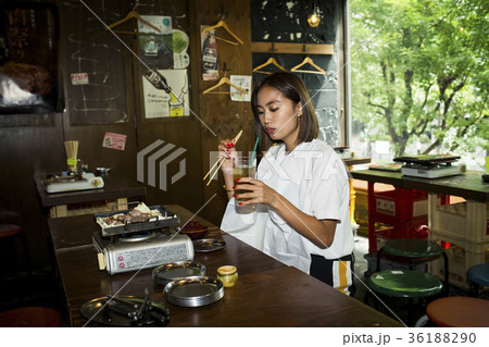 クールな女性 お店 焼肉 クールな女性 お店 焼肉 36188290