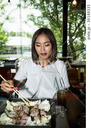 クールな女性　お店　焼肉 36188335