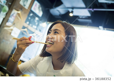 クールな女性　お店　焼肉 36188352