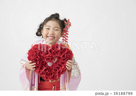 着物でハートを持つ女の子 36188799