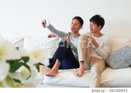 リビングでくつろぐ男性たち リビングでくつろぐ男性たち 36189042