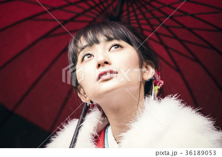 和傘を持つ着物の女性 36189053