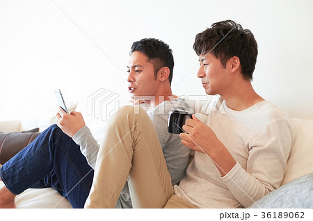 リビングでくつろぐ男性たち リビングでくつろぐ男性たち 36189062